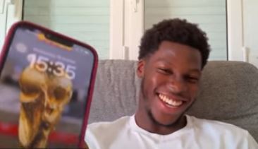 Yunus Musah showed lock screen picture of his phone